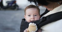 Perkembangan Bayi Usia 4 Bulan: Riangnya Berguling dan Mengoceh