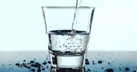 2. Mengonsumsi air putih secara rutin