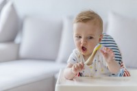 Perkembangan Bayi Usia 6 Bulan 1 Minggu Saat Mencoba Makan MPASI