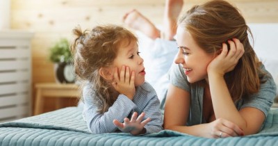 6 Cara Menghadapi Anak Suka Bertanya