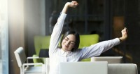 6 Gerakan Stretching Sederhana Menghilangkan Lelah saat Bekerja